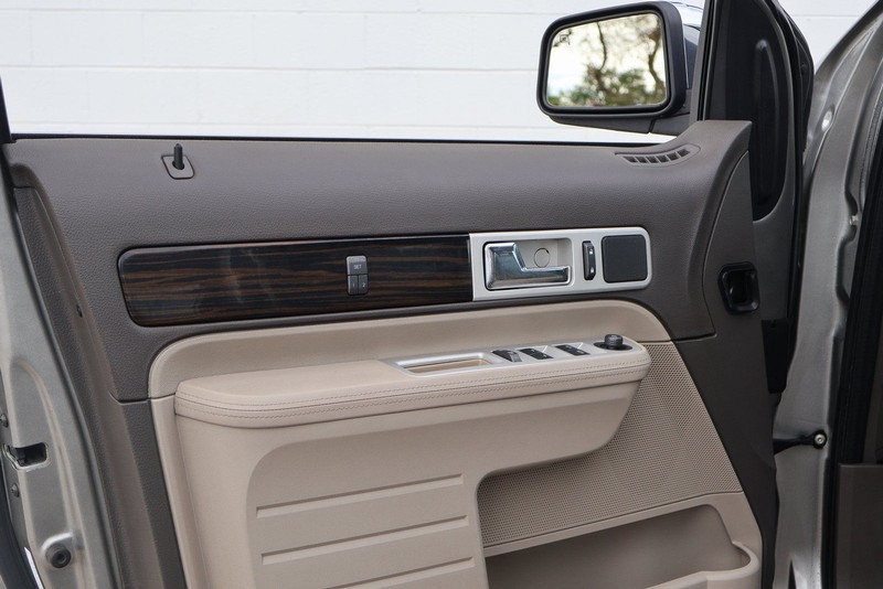 Lincoln MKX Vehicle Full-screen Gallery Image 15