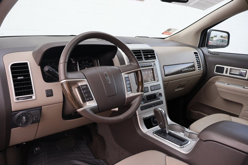 Lincoln MKX Vehicle Full-screen Gallery Image 16