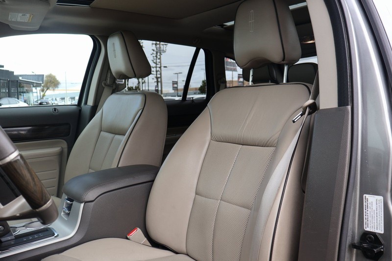 Lincoln MKX Vehicle Full-screen Gallery Image 17