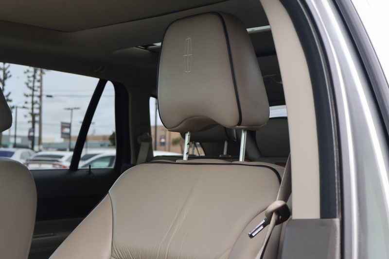 Lincoln MKX Vehicle Full-screen Gallery Image 18