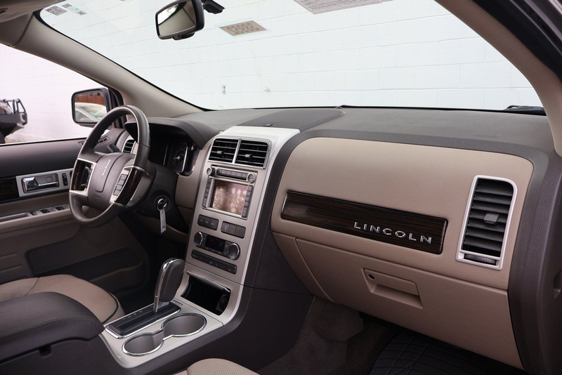 Lincoln MKX Vehicle Full-screen Gallery Image 19