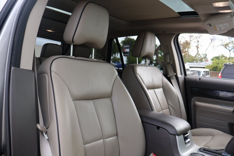 Lincoln MKX Vehicle Full-screen Gallery Image 20