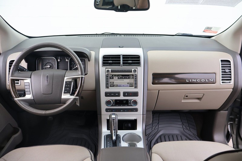 Lincoln MKX Vehicle Full-screen Gallery Image 23