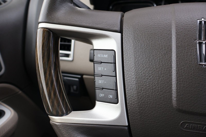 Lincoln MKX Vehicle Full-screen Gallery Image 26