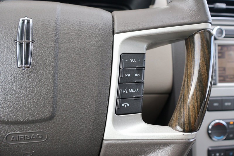 Lincoln MKX Vehicle Full-screen Gallery Image 27