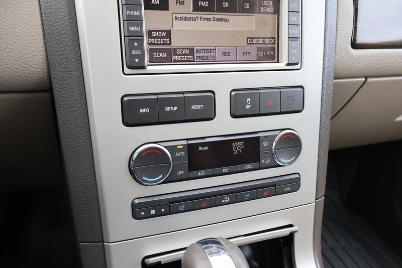 Lincoln MKX Vehicle Full-screen Gallery Image 30