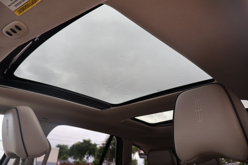 Lincoln MKX Vehicle Full-screen Gallery Image 32