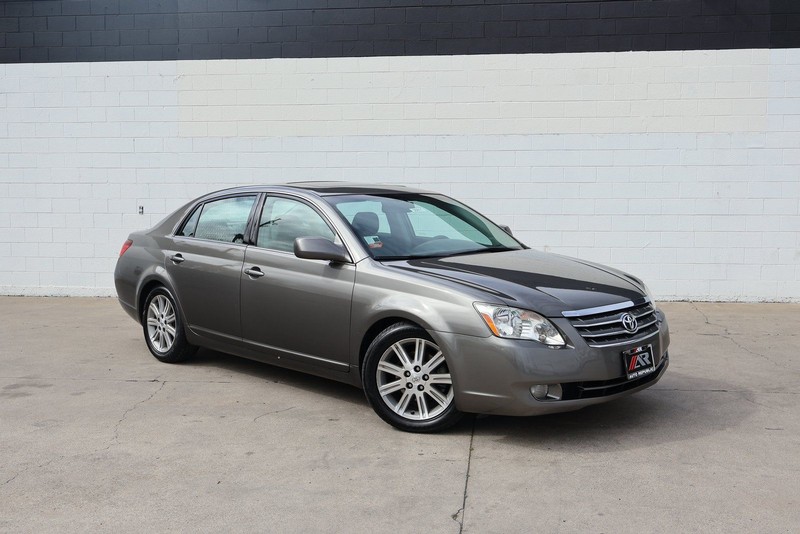 Toyota Avalon Vehicle Full-screen Gallery Image 01