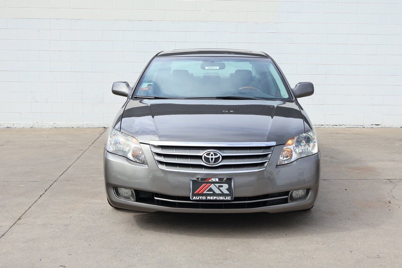 Toyota Avalon Vehicle Full-screen Gallery Image 02