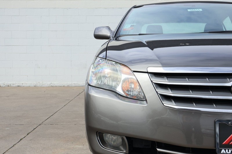 Toyota Avalon Vehicle Full-screen Gallery Image 03