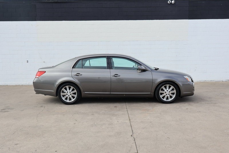 Toyota Avalon Vehicle Full-screen Gallery Image 04