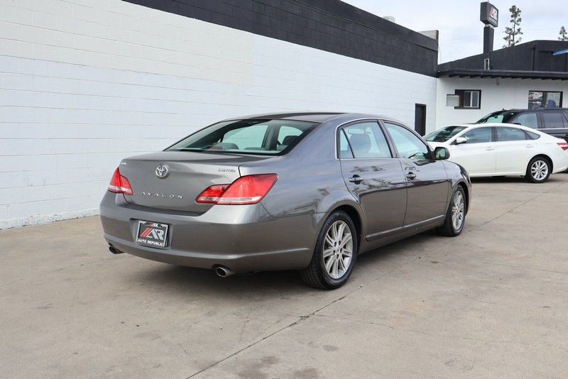 Toyota Avalon Vehicle Full-screen Gallery Image 05