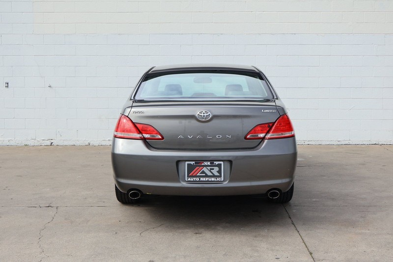 Toyota Avalon Vehicle Full-screen Gallery Image 06