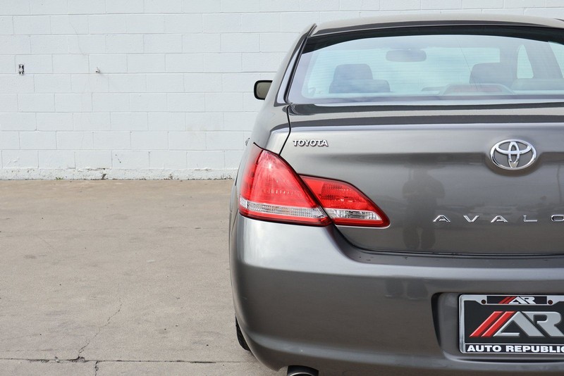Toyota Avalon Vehicle Full-screen Gallery Image 07