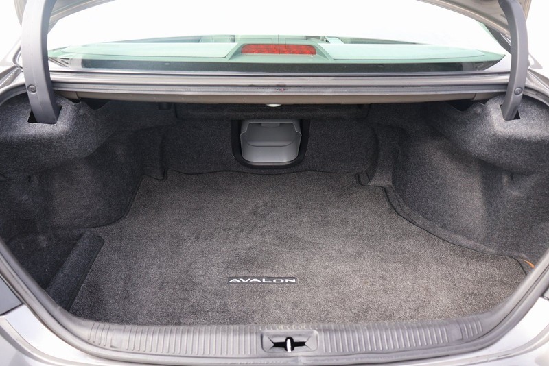 Toyota Avalon Vehicle Full-screen Gallery Image 08