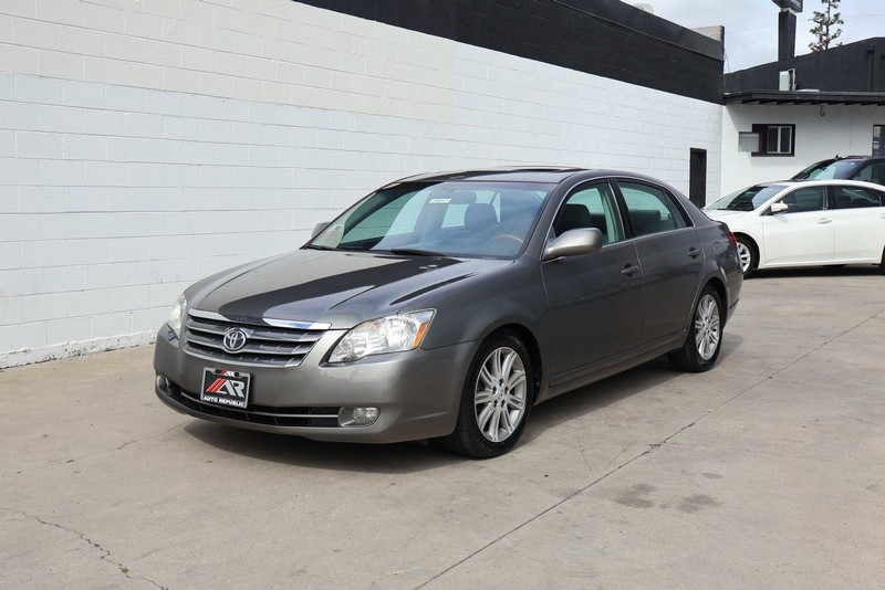 Toyota Avalon Vehicle Full-screen Gallery Image 11