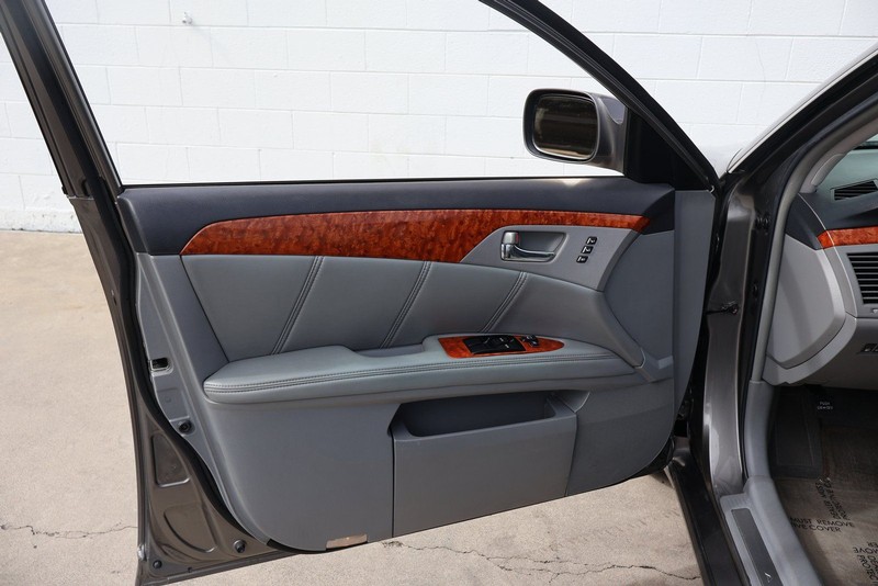 Toyota Avalon Vehicle Full-screen Gallery Image 14