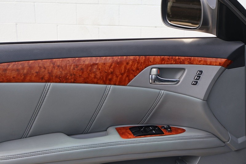 Toyota Avalon Vehicle Full-screen Gallery Image 15