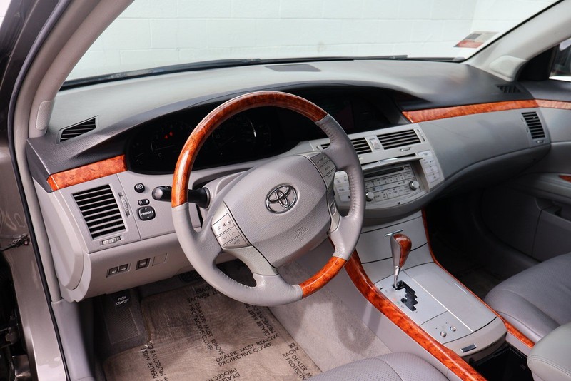 Toyota Avalon Vehicle Full-screen Gallery Image 16