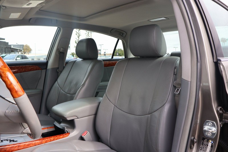 Toyota Avalon Vehicle Full-screen Gallery Image 17