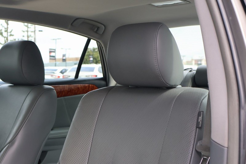 Toyota Avalon Vehicle Full-screen Gallery Image 18