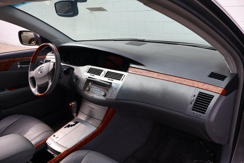 Toyota Avalon Vehicle Full-screen Gallery Image 19