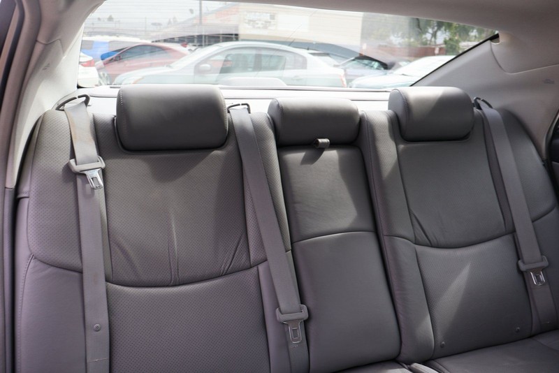 Toyota Avalon Vehicle Full-screen Gallery Image 21