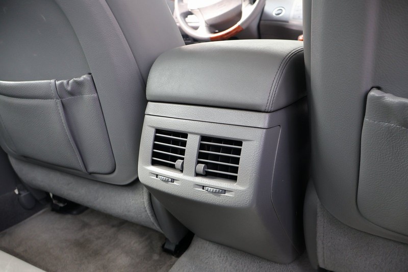 Toyota Avalon Vehicle Full-screen Gallery Image 22