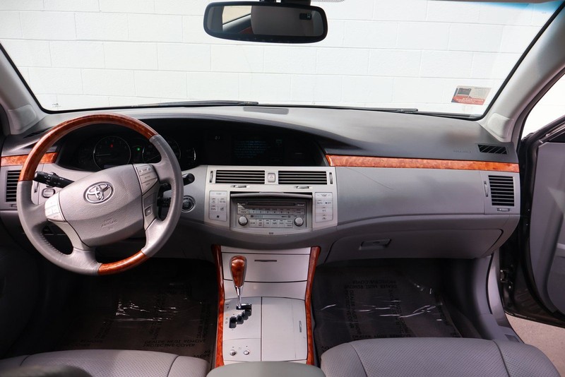 Toyota Avalon Vehicle Full-screen Gallery Image 23