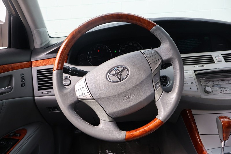 Toyota Avalon Vehicle Full-screen Gallery Image 25