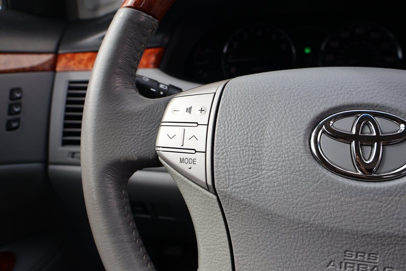 Toyota Avalon Vehicle Full-screen Gallery Image 26