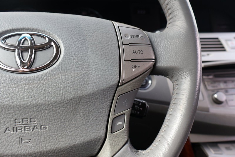 Toyota Avalon Vehicle Full-screen Gallery Image 27