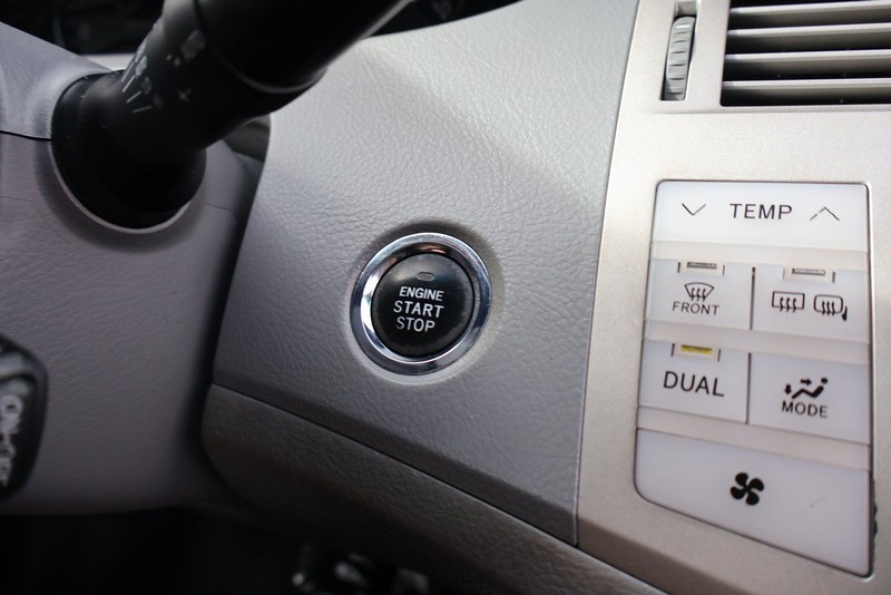 Toyota Avalon Vehicle Full-screen Gallery Image 28