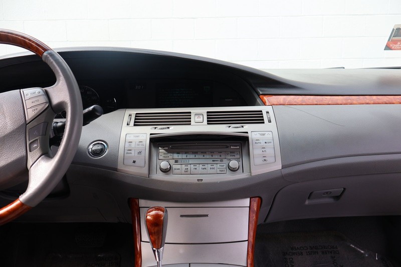 Toyota Avalon Vehicle Full-screen Gallery Image 29