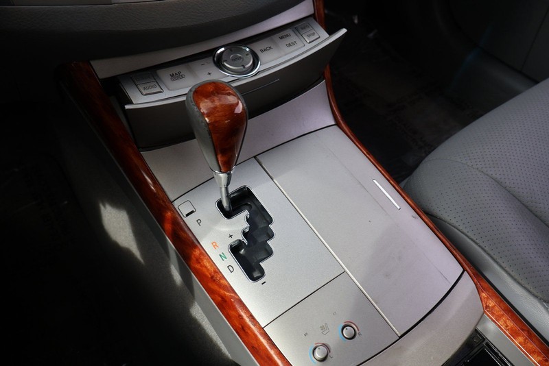 Toyota Avalon Vehicle Full-screen Gallery Image 32