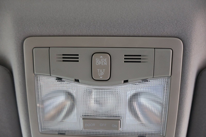 Toyota Avalon Vehicle Full-screen Gallery Image 33