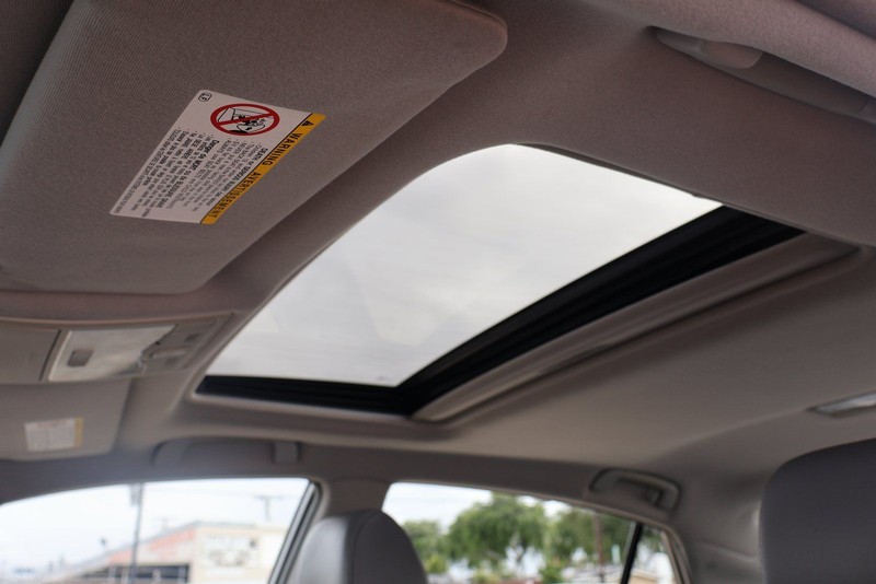 Toyota Avalon Vehicle Full-screen Gallery Image 34