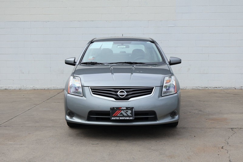 Nissan Sentra Vehicle Full-screen Gallery Image 02