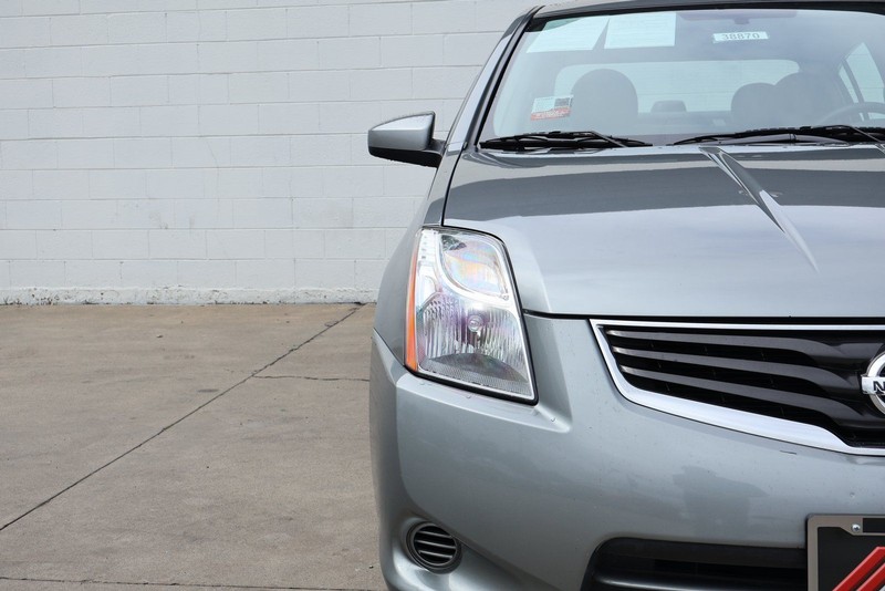 Nissan Sentra Vehicle Full-screen Gallery Image 03