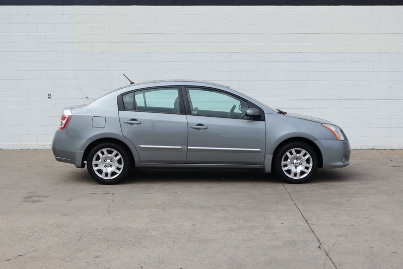 Nissan Sentra Vehicle Full-screen Gallery Image 04