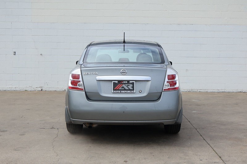 Nissan Sentra Vehicle Full-screen Gallery Image 06