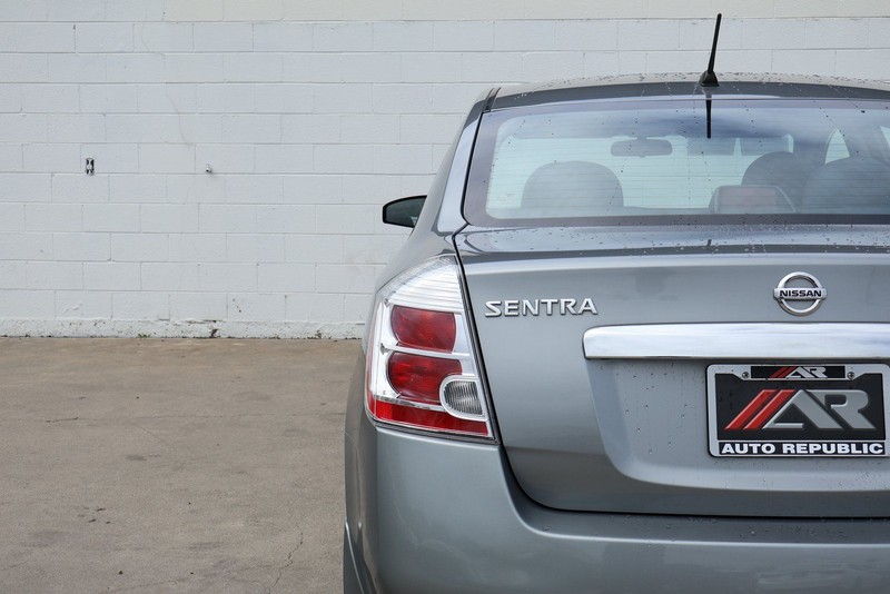 Nissan Sentra Vehicle Full-screen Gallery Image 07