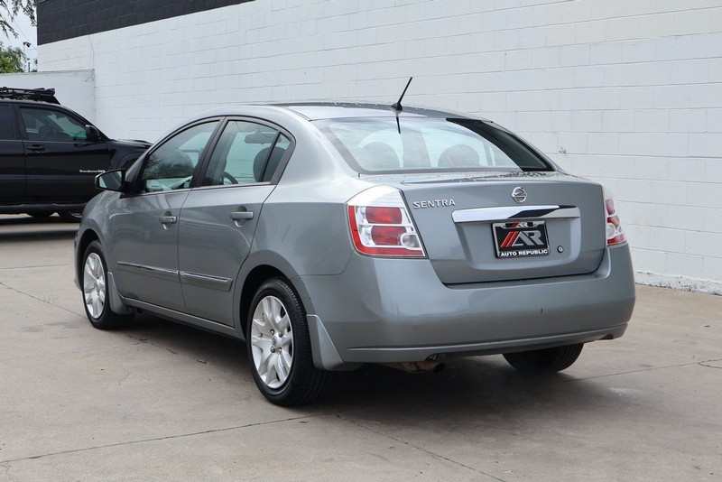 Nissan Sentra Vehicle Full-screen Gallery Image 09