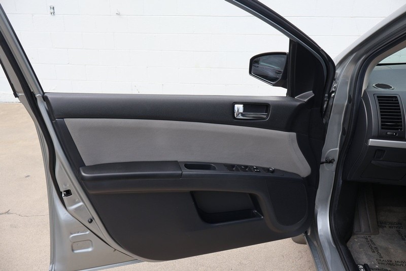 Nissan Sentra Vehicle Full-screen Gallery Image 14