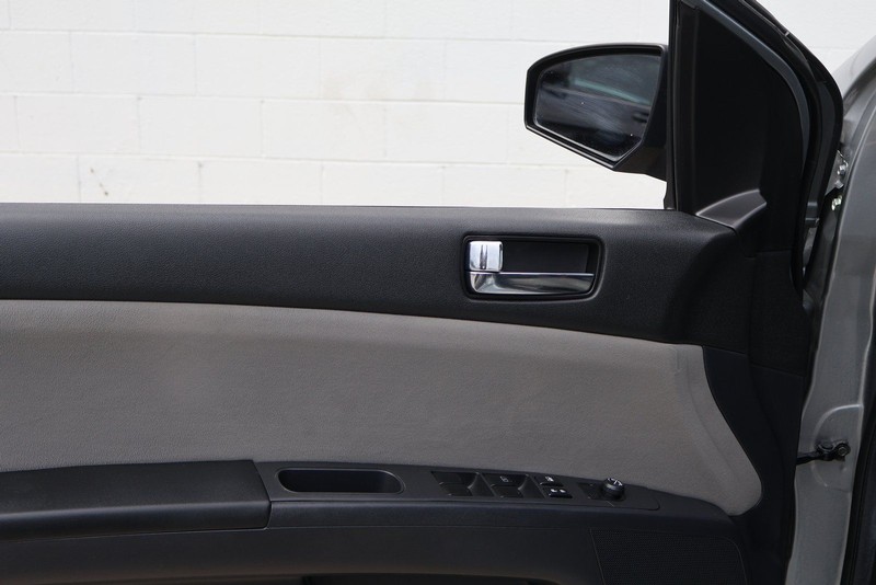 Nissan Sentra Vehicle Full-screen Gallery Image 15