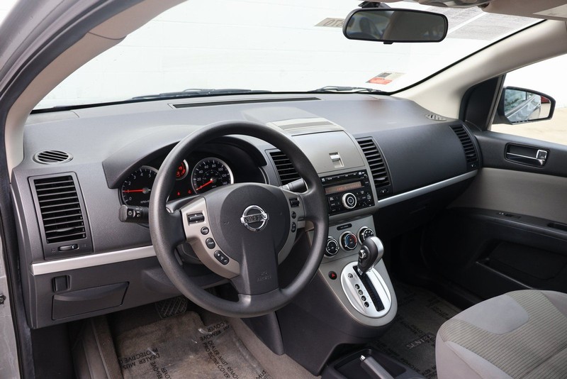 Nissan Sentra Vehicle Full-screen Gallery Image 16