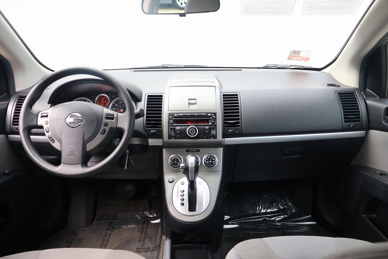 Nissan Sentra Vehicle Full-screen Gallery Image 21