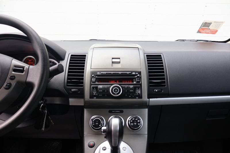 Nissan Sentra Vehicle Full-screen Gallery Image 26