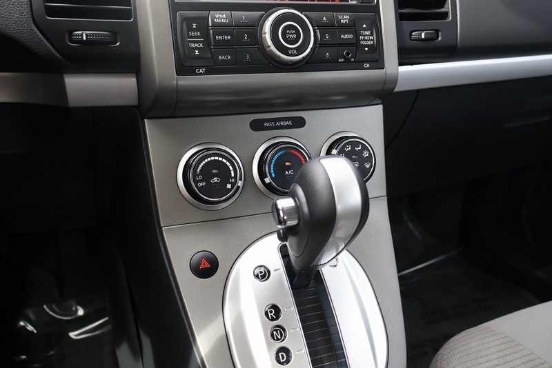 Nissan Sentra Vehicle Full-screen Gallery Image 28