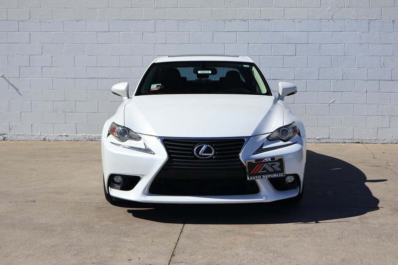 Lexus IS 200t Vehicle Full-screen Gallery Image 02